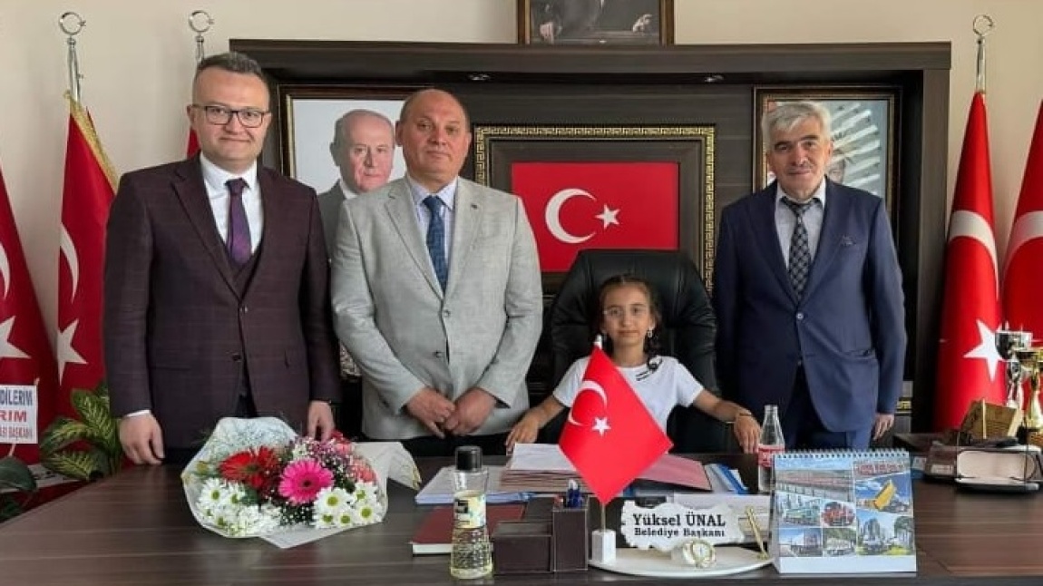 Okulumuz 4/A Sınıfı öğrencisi Kübranur ÇEVİK, 23 Nisan Ulusal Egemenlik ve Çocuk Bayramı nedeniyle başkanlık koltuğunu Belediye Başkanı Yüksel ÜNAL’dan devraldı.